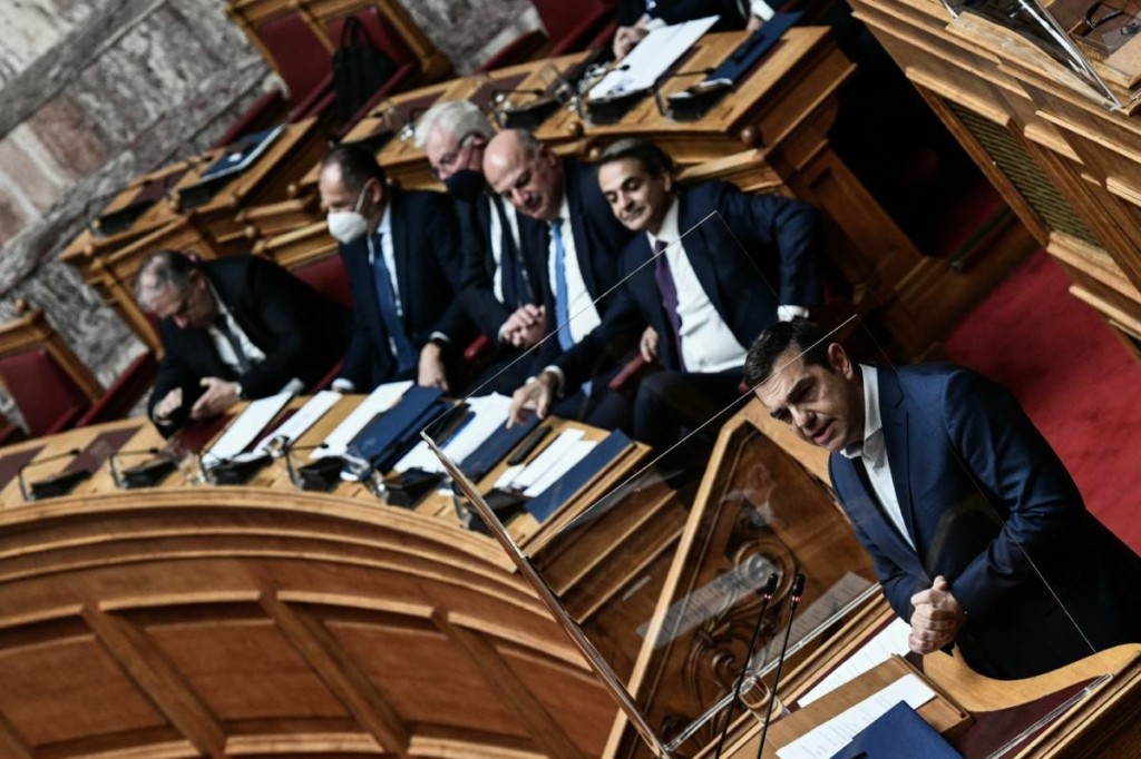 Κορυφώνεται στη Βουλή η “μάχη” του προϋπολογισμού – Η “έκπληξη” του Μητσοτάκη και τα “όπλα” του Τσίπρα