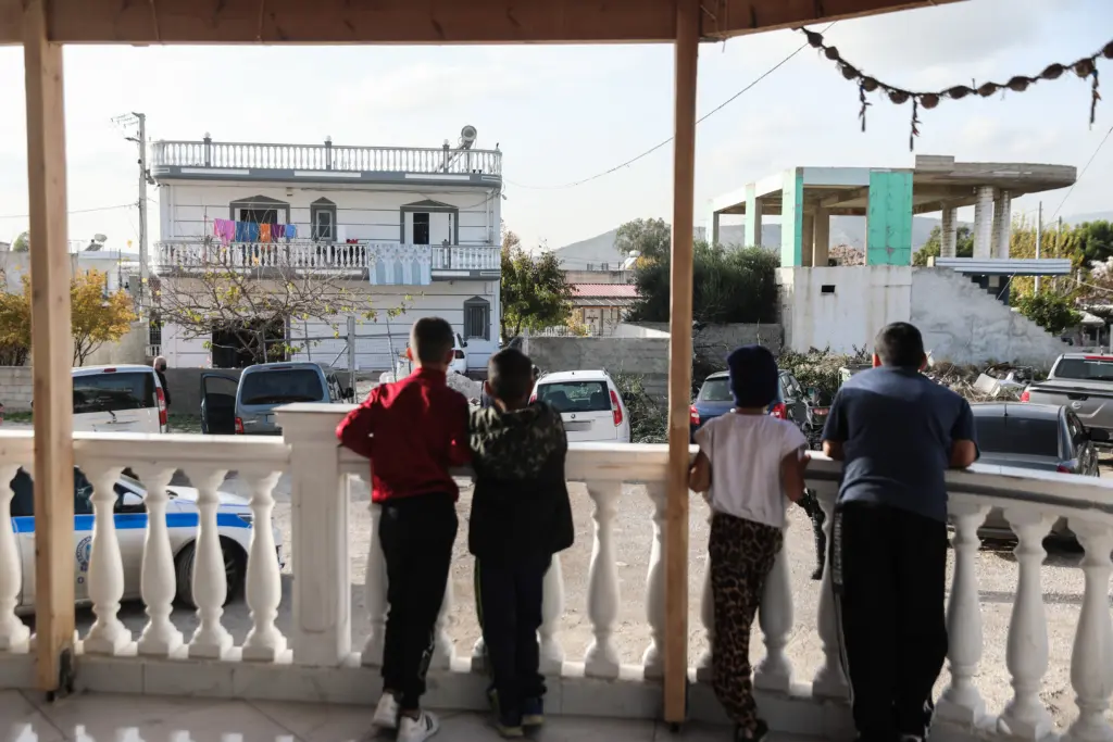 Πώς θα ενταχθούν οι Ρομά στο κοινωνικό σύνολο – Τι εξηγεί ο Σταμάτης για τους καταυλισμούς