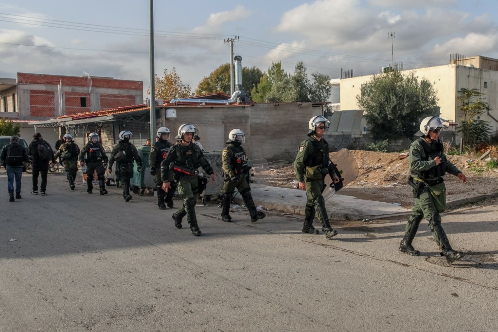 Ένταση και επεισόδια από Ρομά στην Παγανή Λέσβου – Καίνε λάστιχα και πετάνε πέτρες στην αστυνομία (pics)