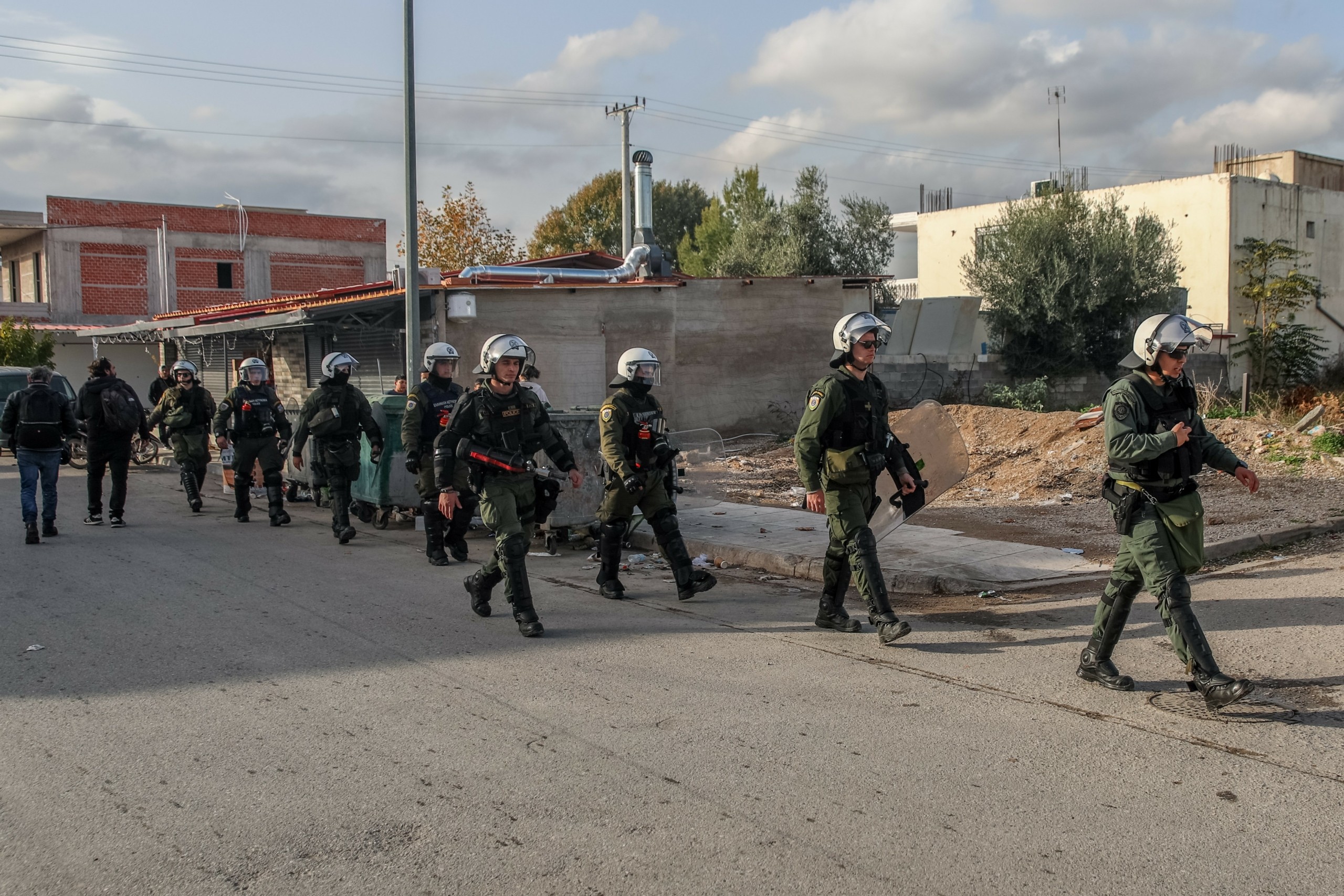 Ένταση και επεισόδια από Ρομά στην Παγανή Λέσβου – Καίνε λάστιχα και πετάνε πέτρες στην αστυνομία (pics)