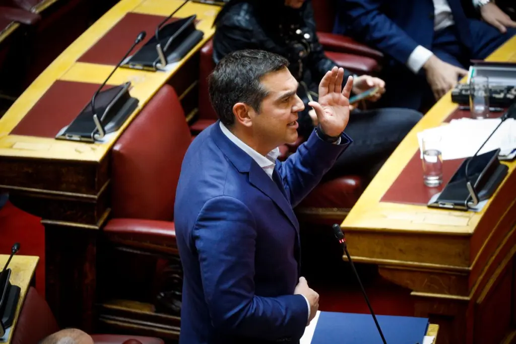 “Άναψαν τα αίματα” στη Βουλή – Ακραία κόντρα Μητσοτάκη – Τσίπρα για τις παρακολουθήσεις