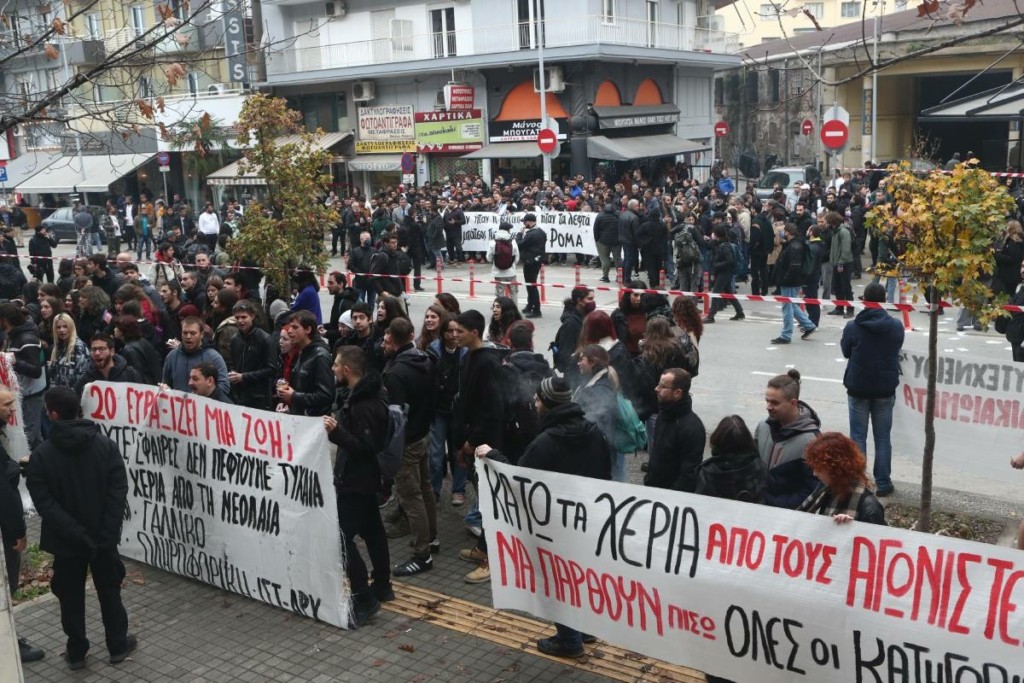 Στον ανακριτή από την πίσω πόρτα ο αστυνομικός που πυροβόλησε τον 16χρονο – “Κόλαφος” ο Κούγιας κατά των Ρομά (vids)