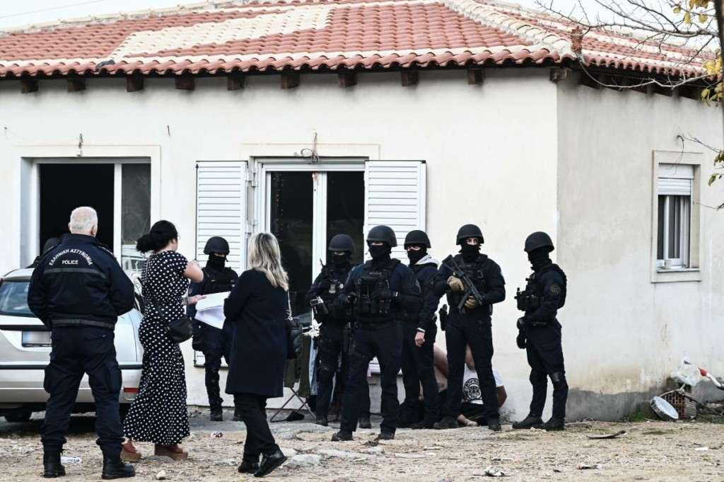 ΕΛΑΣ: Συλλήψεις μετά την επιχείρηση σε καταυλισμούς Ρομά στη Δυτική Αττική (βίντεο)