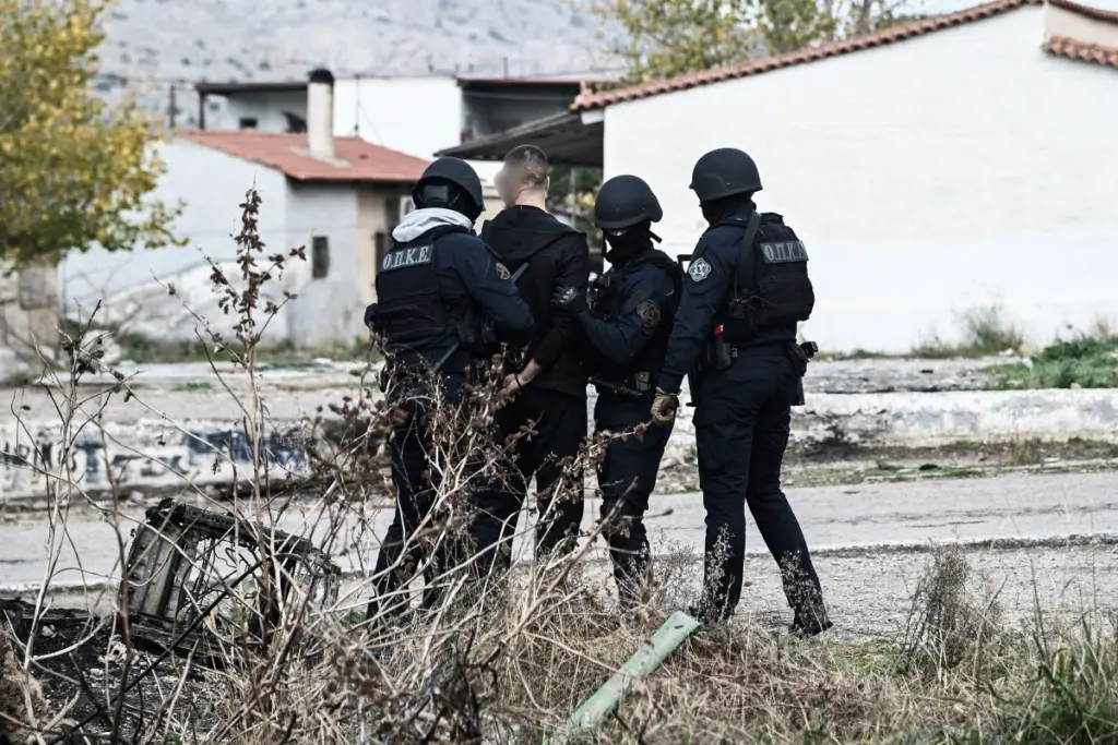 Συνεχίζονται οι εντάσεις μεταξύ Ρομά και αστυνομίας στη Δυτική Αττική – 6 συλλήψεις και 15 προσαγωγές