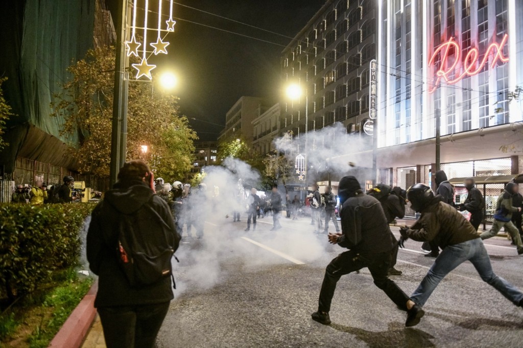 Επεισόδια στο κέντρο της Αθήνας σε συγκέντρωση  για τον 16χρονο Κώστα Φραγκούλη – Πέταξαν βόμβες μολότοφ (pics)