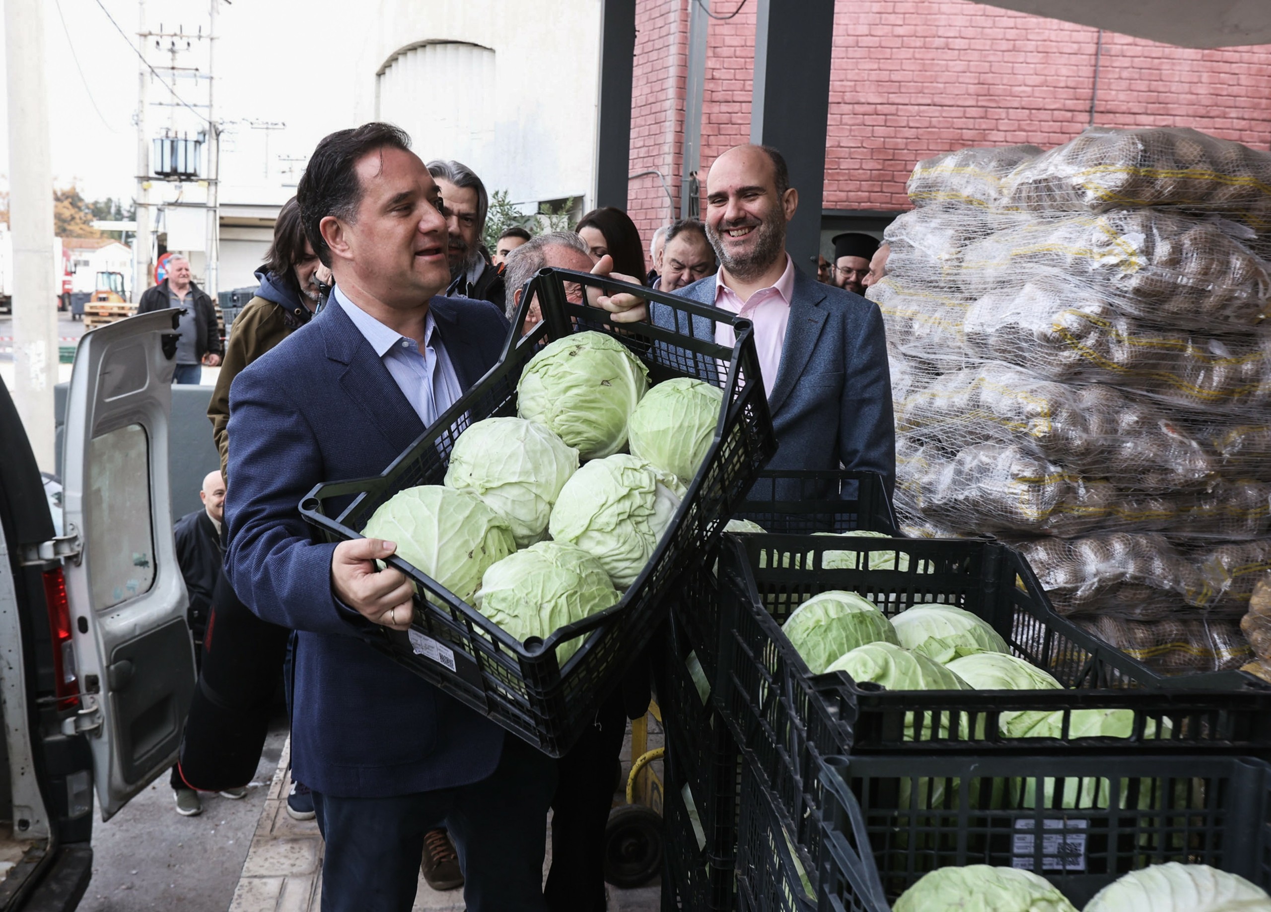 Ο Άδωνις Γεωργιάδης κουβάλησε… τελάρα στη λαχαναγορά του Ρέντη (pics)