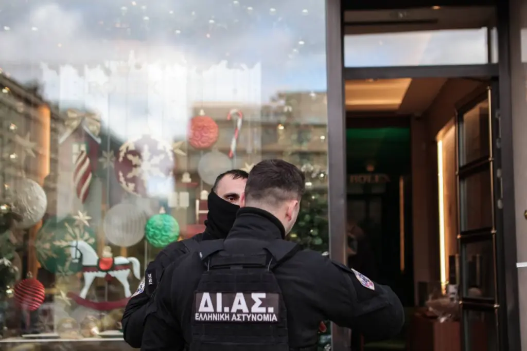 “Ξεσκονίζουν” για αποτυπώματα και DNA τη μοτοσικλέτα των ληστών της Rolex – Πώς βρέθηκε