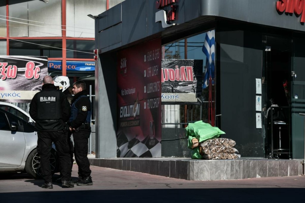 Παραδόθηκαν δύο άτομα για τους πυροβολισμούς στο βενζινάδικο στη λεωφόρο Λαυρίου
