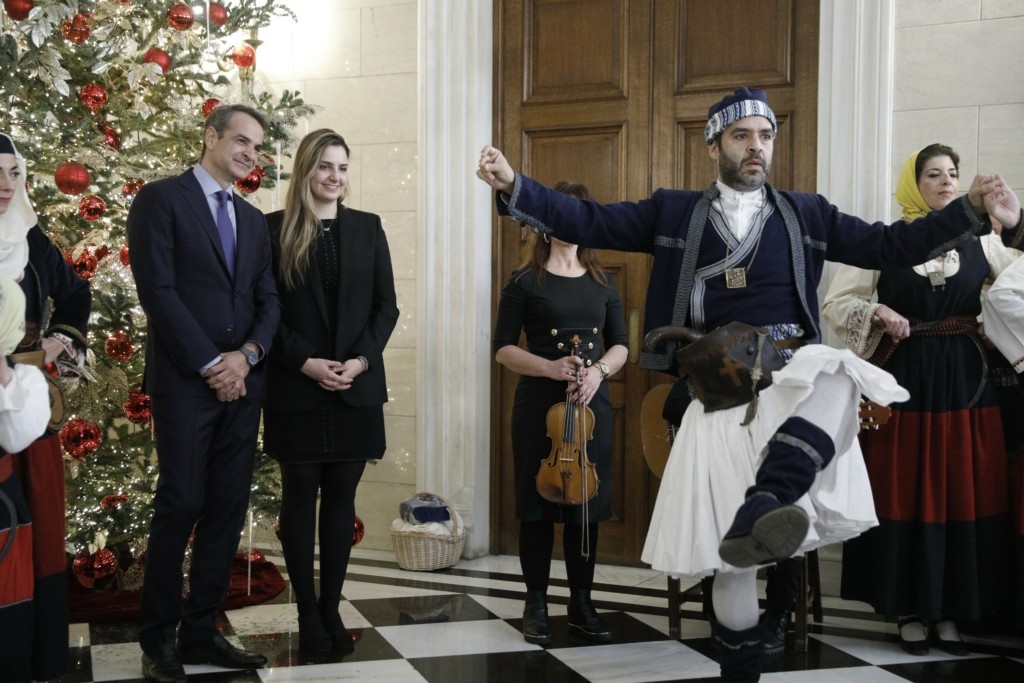 Πρωτοχρονιάτικα κάλαντα από τη Μάνη άκουσαν ο πρωθυπουργός και η κόρη του Σοφία