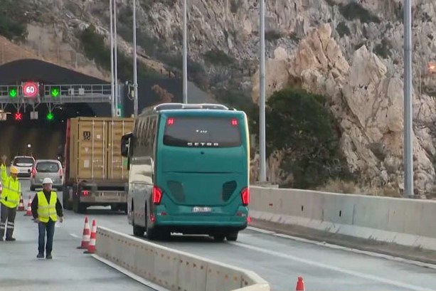 Την Κυριακή στην κυκλοφορία η μεσαία λωρίδα στην Κακιά Σκάλα – “Ο βράχος έπεσε από 100 μέτρα ύψος”