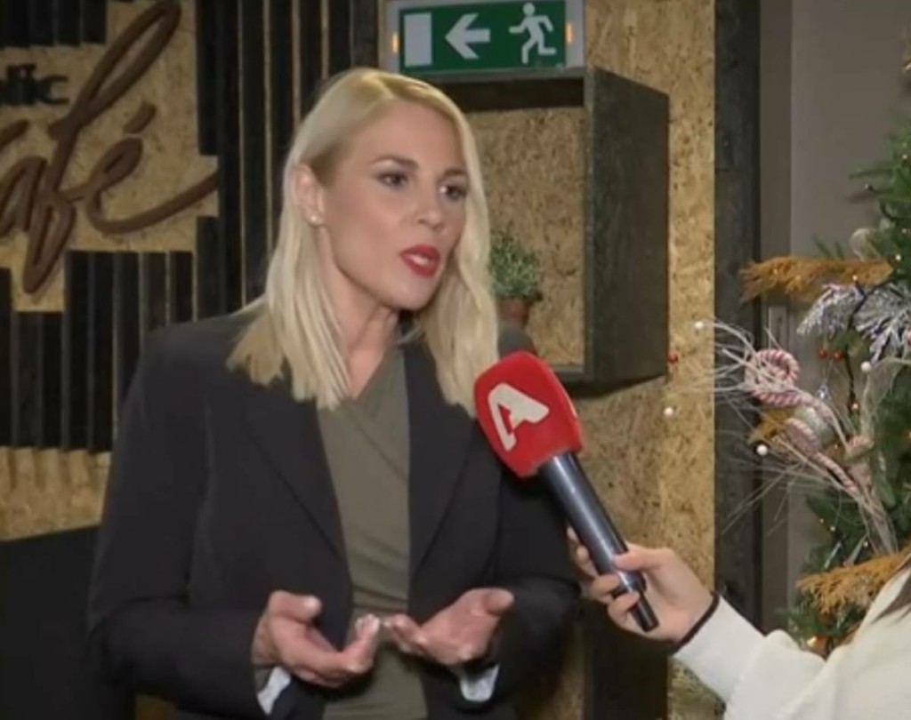 “Καταπέλτης” η Ντόρα Κουτροκόη για ΣΚΑΪ, Οικονόμου και Παυλόπουλο – “Δεν τους τιμά…” (vid)