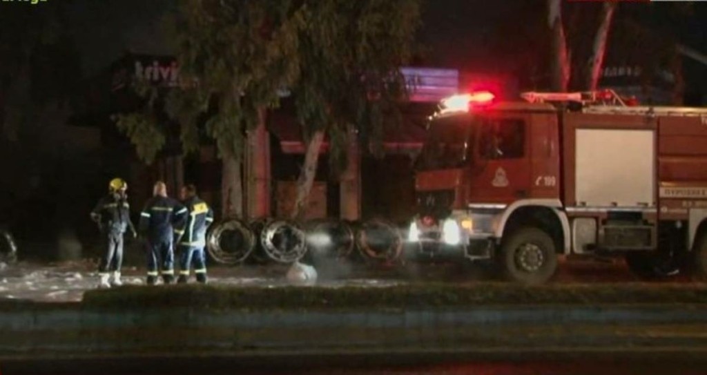Νύχτα άγριων επεισοδίων με Ρομά στη Δυτική Αττική – Έκαψαν επιχείρηση με ελαστικά, έβαλαν φωτιά σε λεωφορείο (pics&vid)