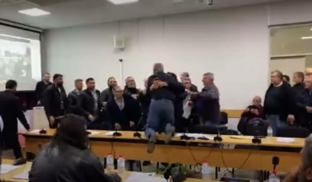Ξύλο, φωνές και βρισιές στο δημοτικό συμβούλιο Γόρτυνας – Η φράση που “άναψε” τα αίματα (vid)