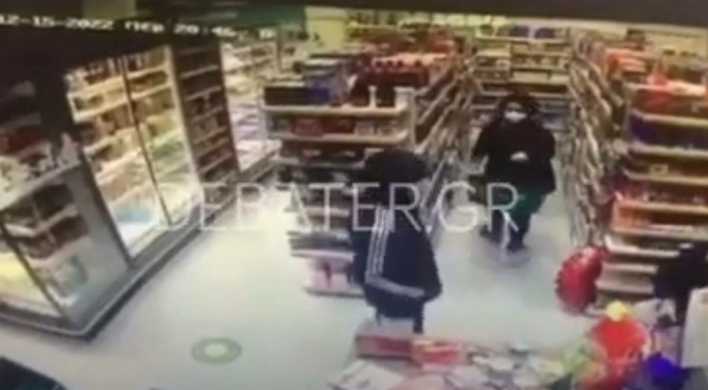 Βίντεο από ληστεία σε σούπερ μάρκετ στα Πετράλωνα – Απείλησαν την υπάλληλο και άρπαξαν 1.300 ευρώ
