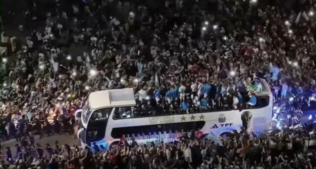 “Πάρτι” στο Μπουένος Άιρες για την πρωταθλήτρια κόσμου του Μέσι – Χιλιάδες κόσμου στους δρόμους (vids)
