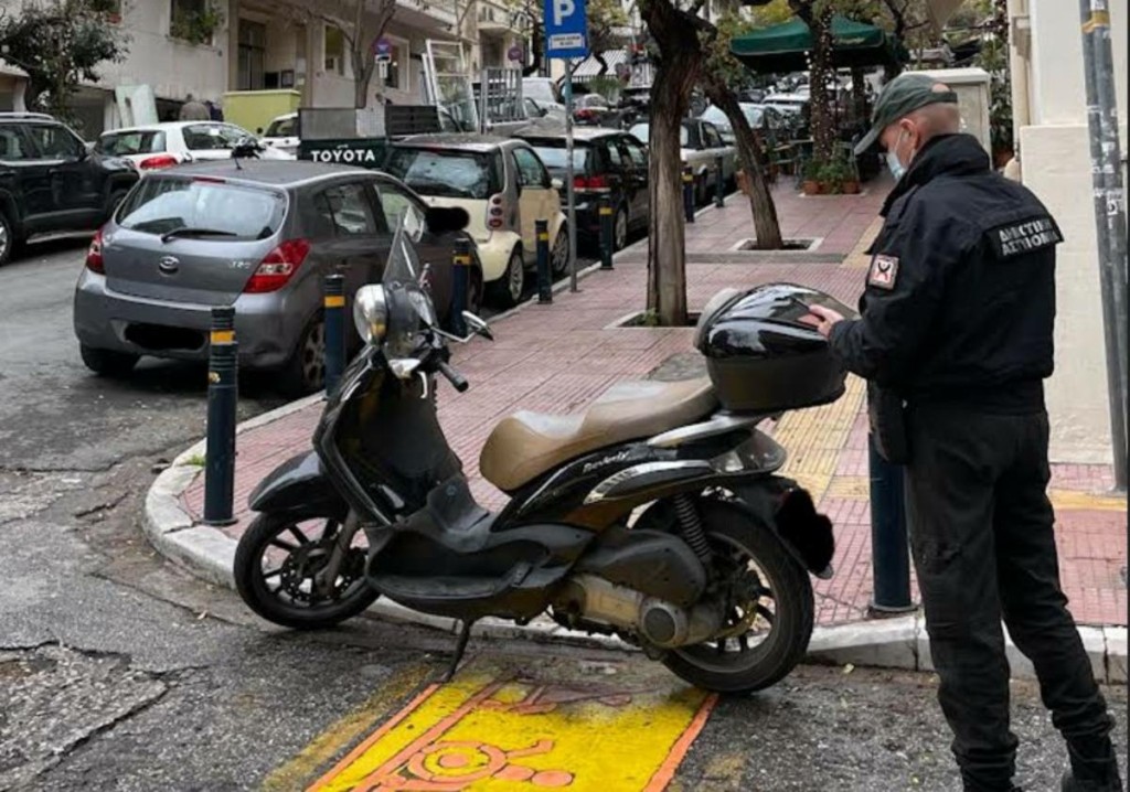 Τροχαία και δημοτική αστυνομία σήκωσαν μηχανάκια από την Πανεπιστημίου – Δείτε το βίντεο του DEBATER