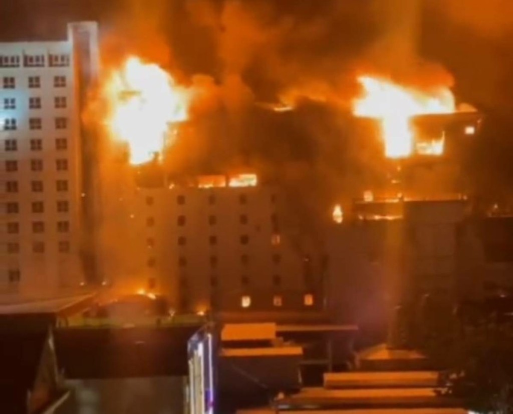Σκηνικό φρίκης στην Καμπότζη – Φονική φωτιά σε ξενοδοχείο και καζίνο – Πηδούσαν από τα παράθυρα (vids)