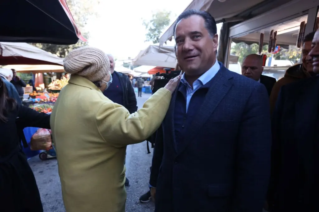 Επίσκεψη Άδωνι στη Βαρβάκειο και σε καταστήματα παιχνιδιών – “Εξαιρετικά καλές οι τιμές”