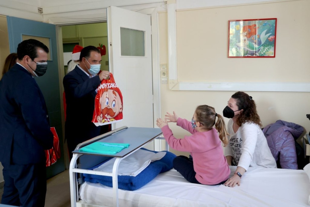 Ο Γεωργιάδης με τον Πλεύρη επισκέφτηκαν το Παίδων Πεντέλης – Μοίρασαν δώρα στα παιδιά