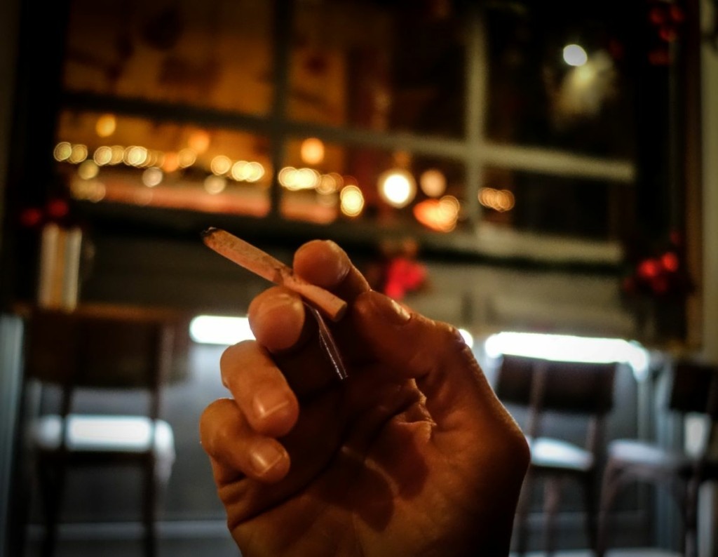 Καθημερινούς ελέγχους για την εφαρμογή του αντικαπνιστικού νόμου διενεργεί η ΕΛΑΣ – 814 παραβάσεις σε καπνίζοντες