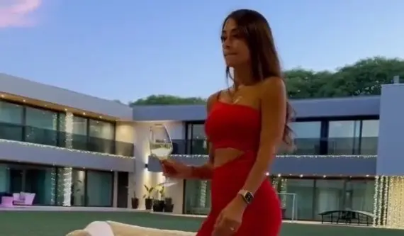 Ο Μέσι νιώθει “μαχαραγιάς” και απαθανατίζει την Αντονέλα να του χορεύει αισθησιακά (pics&vid)