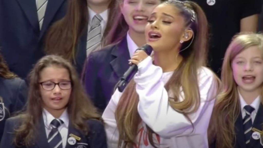 Μικρός “Άγιος Βασίλης” η Ariana Grande – Έστειλε δώρα σε άρρωστα παιδιά στο Μάντσεστερ (pics)