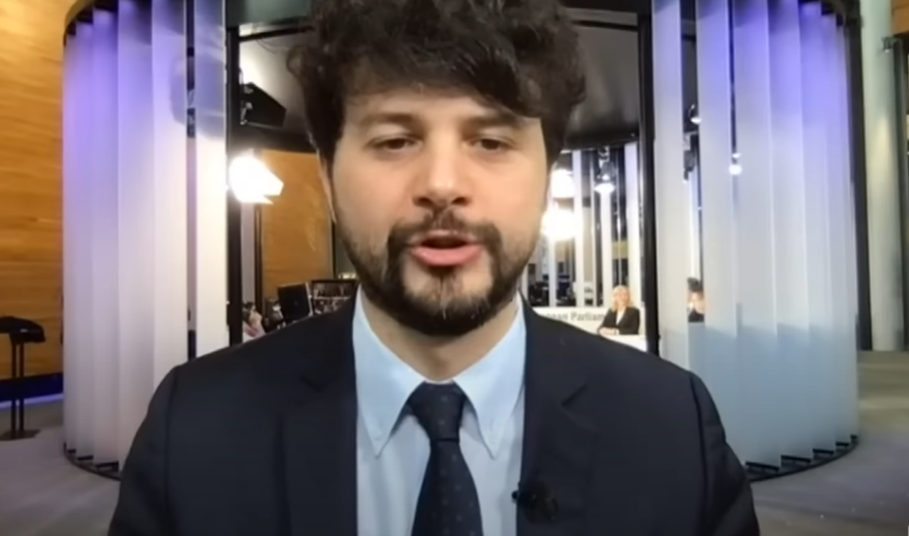 Ποιος είναι ο 36χρονος ευρωβουλευτής που “κάρφωσε” η Εύα Καϊλή (vid)