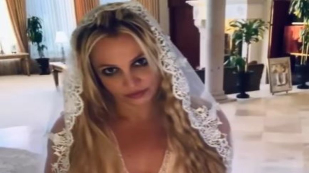 Η Μπρίτνεϊ Σπίαρς το πήγε σε άλλο επίπεδο – Παντρεύτηκε…τον εαυτό της (pics&vid)