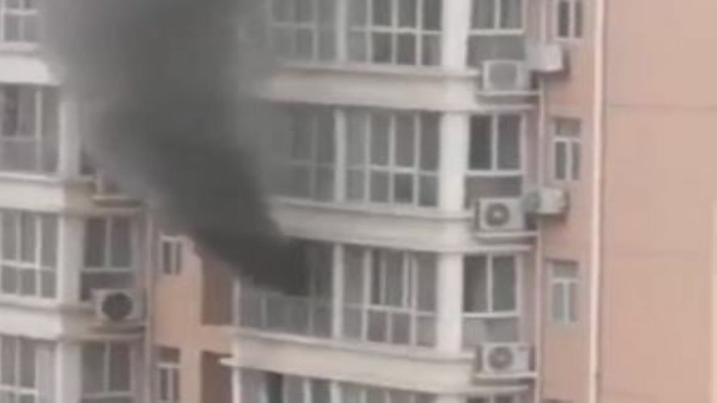 Πολυκατοικία στην πόλη Σιάν της Κίνας “τυλίχτηκε” στις φλόγες – Πέντε νεκροί από το τραγικό συμβάν (pics&vid)