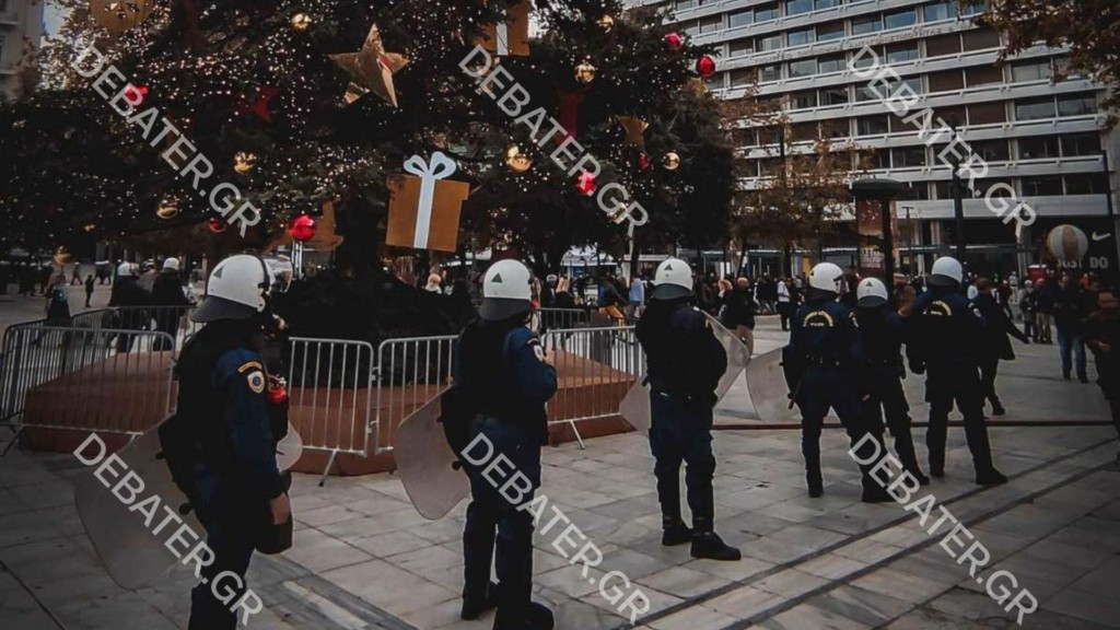 Αστυνομικοί φυλάνε το χριστουγεννιάτικο δέντρο για την επέτειο της δολοφονίας του Γρηγορόπουλου (pics&vid)