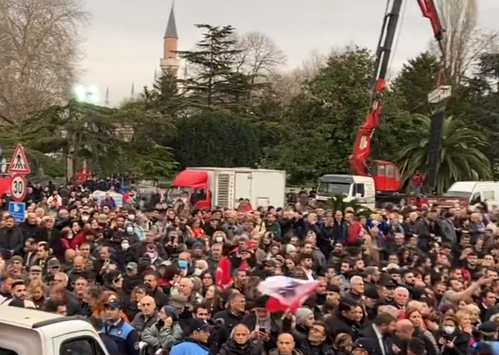 Λαοθάλασσα στη διαδήλωση κατά της καταδίκης του Ιμάμογλου – Κάνουν λόγο για καταπάτηση της δημοκρατίας