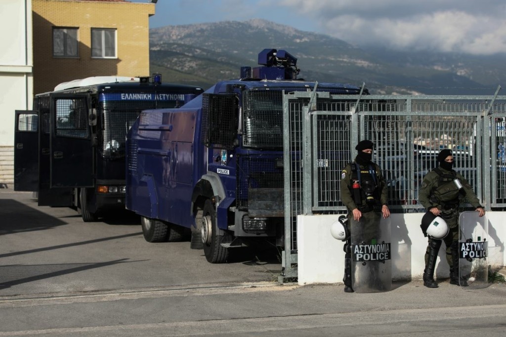 Τρεις συλλήψεις στη Δυτική Αττική – Σε εξέλιξη η αστυνομική επιχείρηση μετά τα επεισόδια με Ρομά