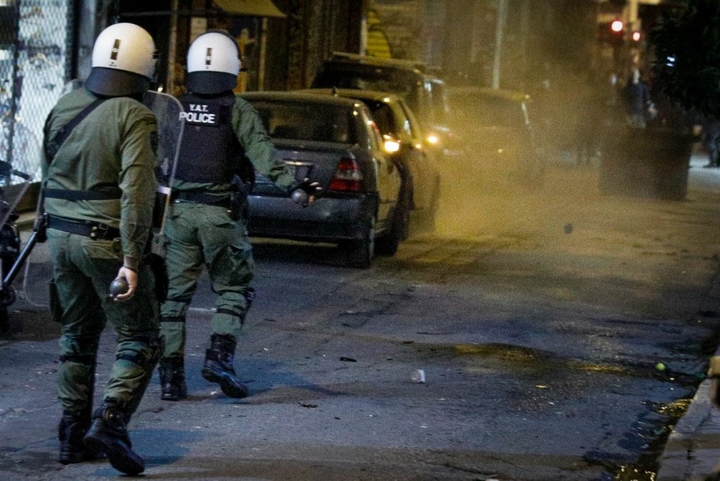 Επεισόδια στα Εξάρχεια – Επίθεση με μολότοφ σε διμοιρία και φωτιά σε αυτοκίνητα (vid)