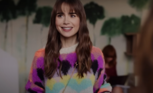 Η Λίλι Κόλινς φωτογραφίζεται στα Πετράλωνα για διεθνές περιοδικό μόδας