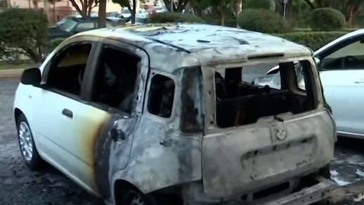 Εμπρηστική επίθεση σε αντιπροσωπεία αυτοκινήτων στην Καισαριανή – Καταστράφηκαν οχήματα (vids)