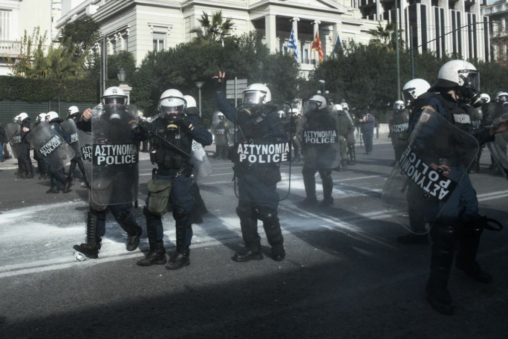 Ένταση και χημικά έξω από τη Βουλή στην πορεία των εκπαιδευτικών (pics)