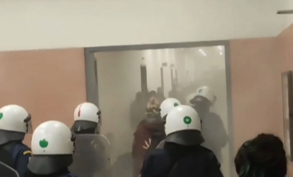 Ένοχος για μαστροπεία και αθώος για τους βιασμούς ο αστυνομικός στην Ηλιούπολη – Η απόφαση προκάλεσε επεισόδια (vids)