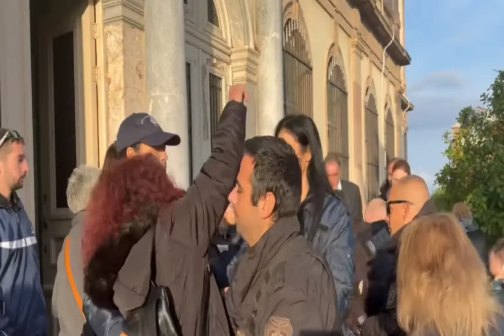 Με ύβρεις “υποδέχτηκαν” οι συγγενείς της Ερατούς στο δικαστήριο τον δολοφόνο της – “Ήρθες γ@@@@ε δολοφόνε” (vid)