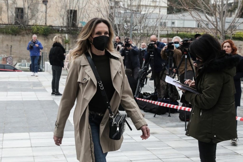 Σοκαρισμένη στη δίκη Φιλιππίδη η Παπούλια – “Κατέβασε το παντελόνι του και έδειξε τα γεννητικά του όργανα”