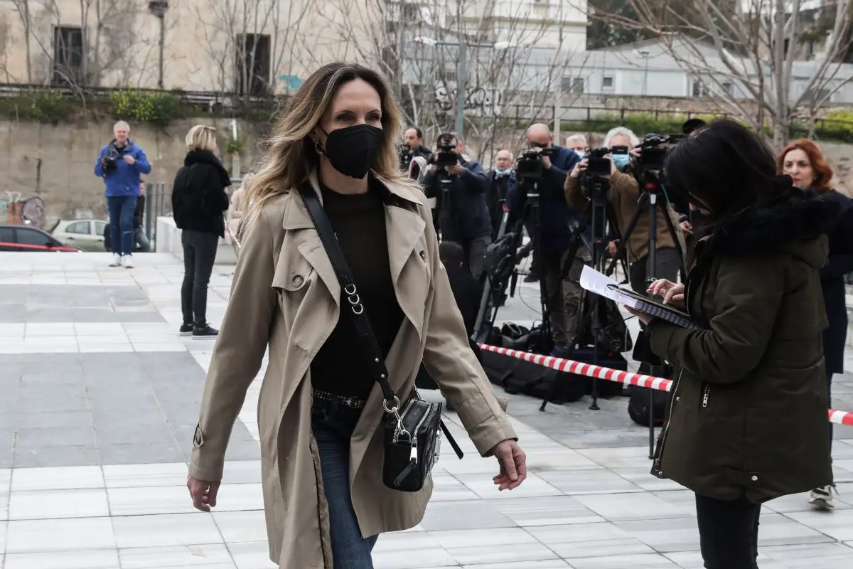 Σοκαρισμένη στη δίκη Φιλιππίδη η Παπούλια – “Κατέβασε το παντελόνι του και έδειξε τα γεννητικά του όργανα”