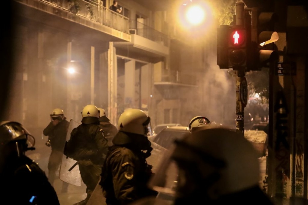 Η στιγμή που ξέσπασαν τα επεισόδια στα Εξάρχεια – “Για ένα 20ρικο μας ρίχνουν στο ψαχνό” (vid)