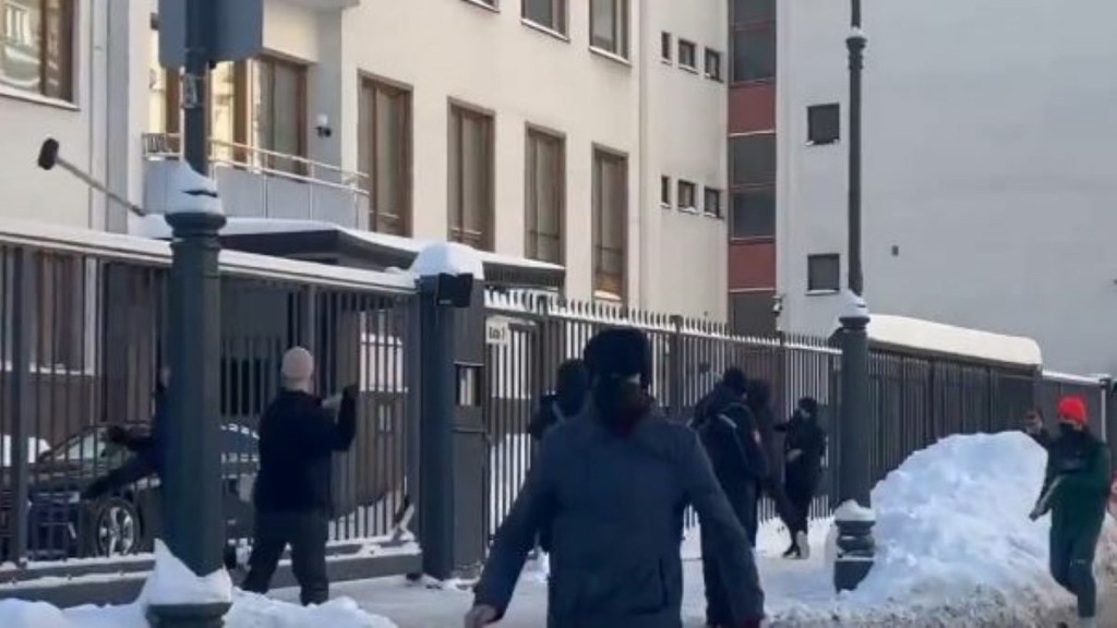 Η Φινλανδία προστασία της πρεσβείας της στη Μόσχα – Κουκουλοφόροι έριξαν βαριοπούλες στο κτίριο (vid)