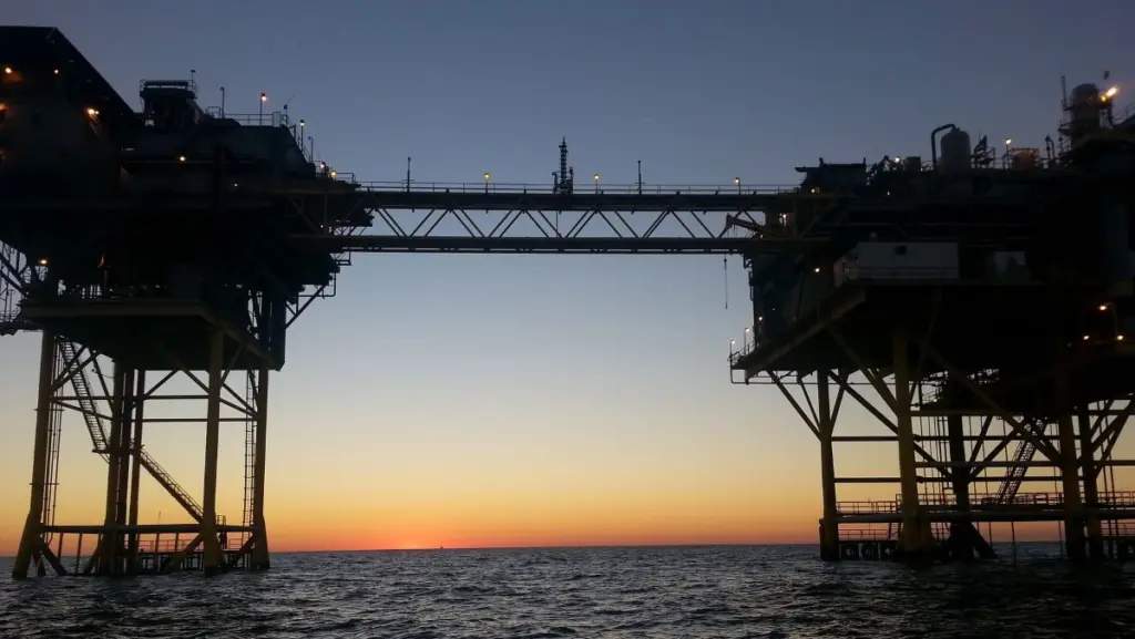 Πτώση 37% στην τιμή του φυσικού αερίου μετά την επιβολή πλαφόν από την ΕΕ – Οι τρεις παράγοντες που συνετέλεσαν στη μείωση