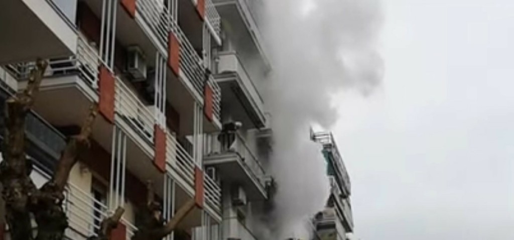 Φωτιά σε διαμέρισμα στη Θεσσαλονίκη – Εγκλωβίστηκαν άτομα (pics&vids)