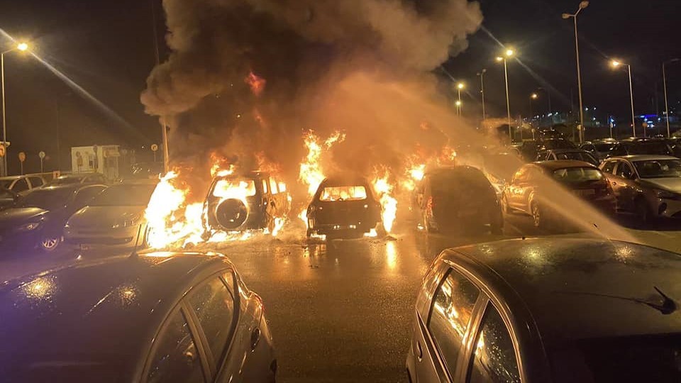 Φωτιά στο πάρκινγκ του αεροδρομίου Αλεξανδρούπολης – “Στάχτη” οκτώ αυτοκίνητα (pics)