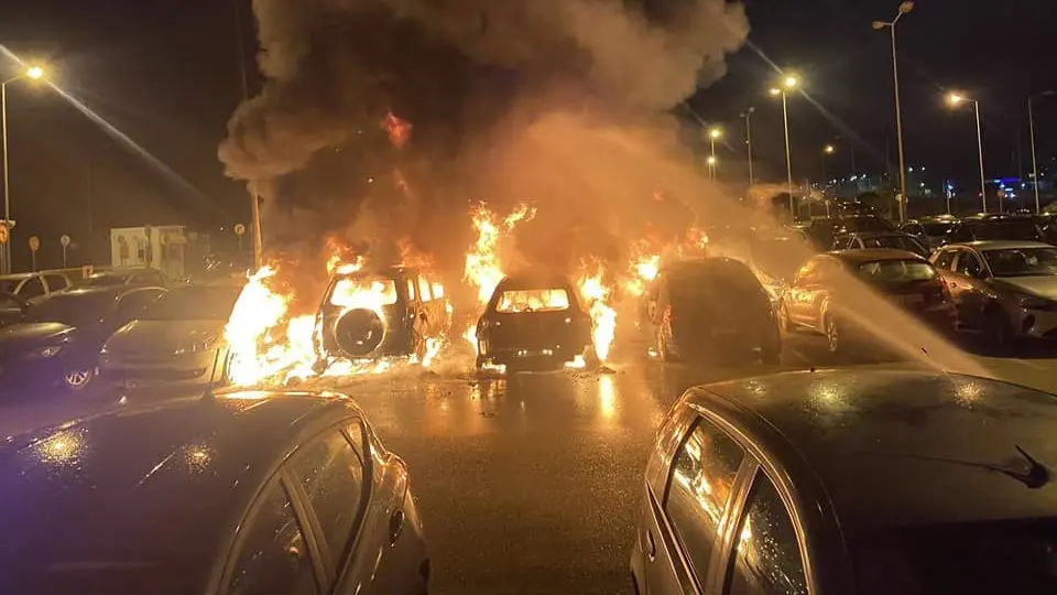 Φωτιά στο πάρκινγκ του αεροδρομίου Αλεξανδρούπολης – “Στάχτη” οκτώ αυτοκίνητα (pics)