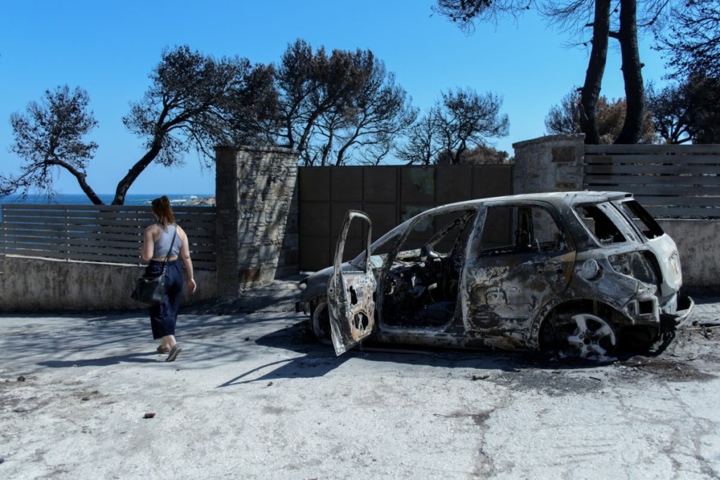 Συγκλόνισε μάρτυρας που έχασε αδερφή και ανιψιές στη φονική πυρκαγιά στο Μάτι – “Είδα σορούς σκεπασμένες με λευκό σεντόνι”