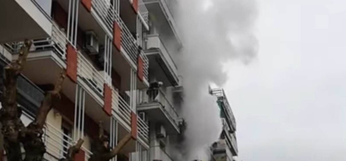 Φωτιά σε διαμέρισμα στη Θεσσαλονίκη – Εγκλωβίστηκαν άτομα (pics&vids)