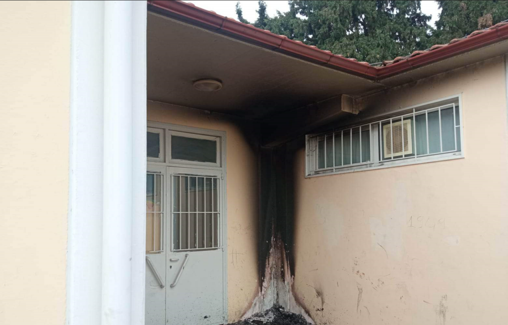 Βανδάλισαν και έκαψαν νηπιαγωγείο στη Θεσσαλονίκη – Κατανάλωσαν αλκοόλ και πέταξαν τα μπουκάλια (pics)