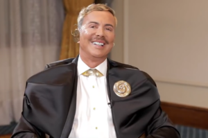 Λάκης Γαβαλάς: «Ο πατέρας μου έφτιαχνε ταφόπλακες, εγώ θέλω να αποφύγω τη δική μου» (Βίντεο)